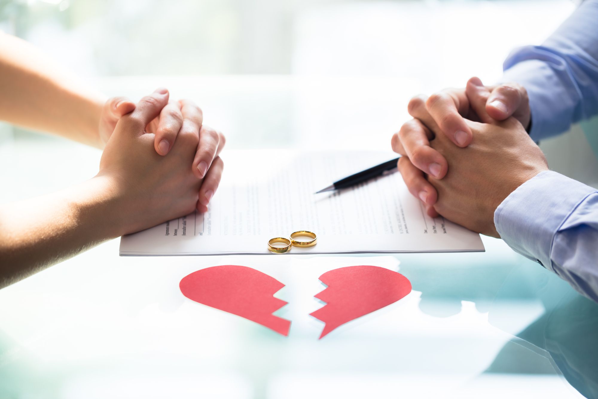 Los divorcios siguen disminuyendo en España